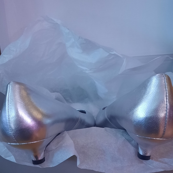 Roberto Vianni Silver Kitten Heels | Size 6.5 | Brand New No Box - Picture 5 of 6